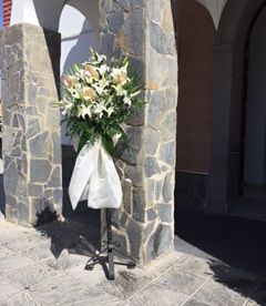 Floristeria Montseflor entrada de iglesia decorada