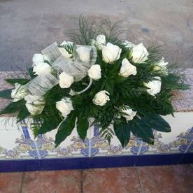 Floristeria Montseflor ramo fúnebre con rosas blancas